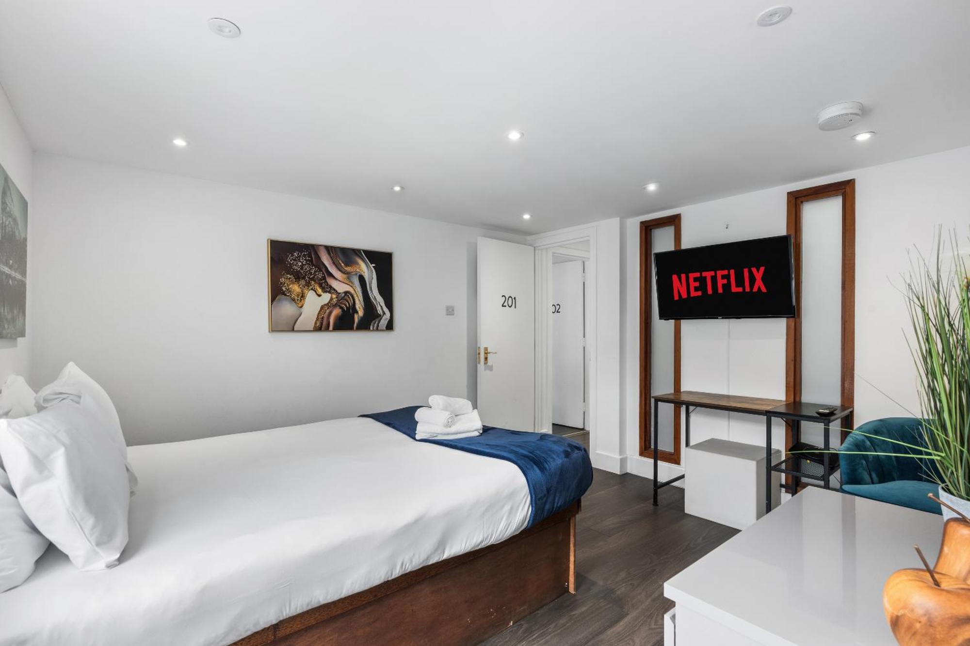 Queens Place - 3 Bedroom Apartment *