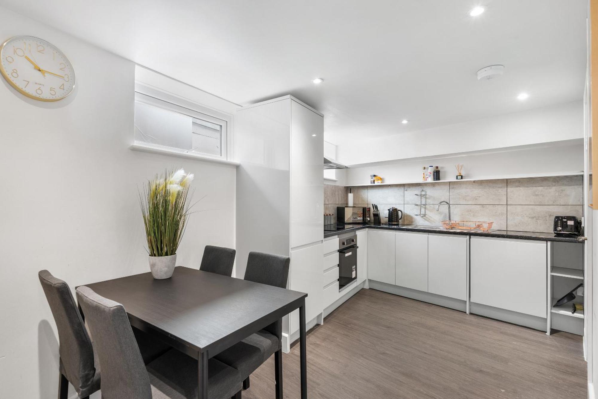 Queens Place - 3 Bedroom Apartment *